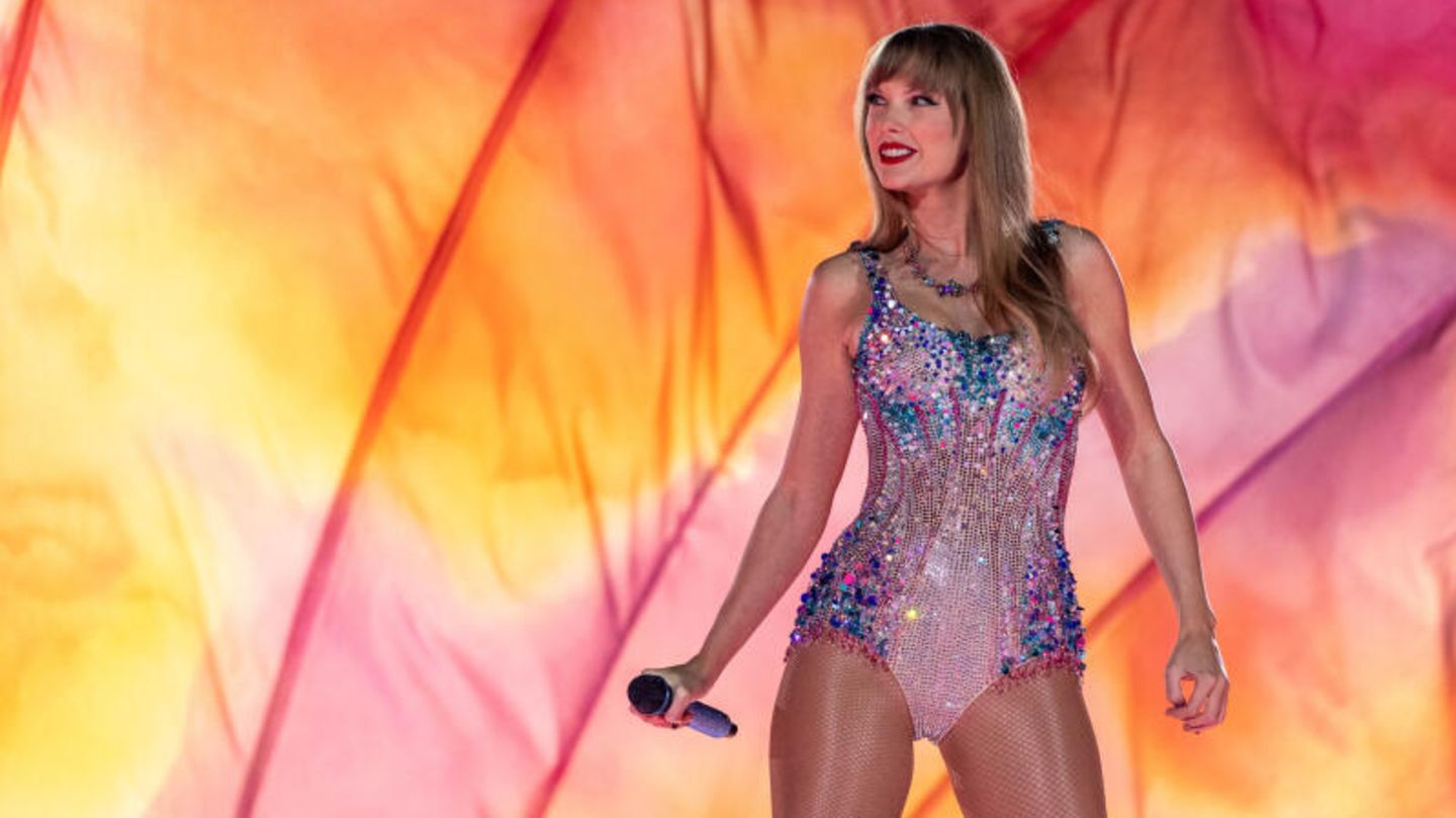 Zehn Plätze der US-amerikanischen Top Ten gehen an Swift Mit ihrem zehnten Album "Midnights", das insgesamt dreizehn Songs über schlaflose Nächte enthält, wendete sich Swift wieder der Pop-Musik zu. Der Sängerin gelang mit dem neuen Release zudem das Unglaubliche: Bei Charteintritt beanspruchte sie alle zehn Plätze der US-amerikanischen Top Ten der Singlecharts für sich, "Anti-Hero" landete 2022 auf Platz eins.