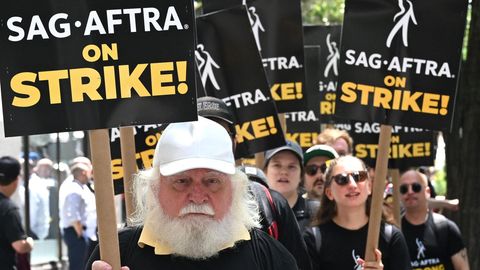 Nach den Drehbuchautoren sind auch die Schauspieler und Schauspielerinnen der Gewerkschaft SAG-AFTRA in den Streik getreten. Es ist der erste Doppelstreik in der US-Filmindustrie seit 1960.