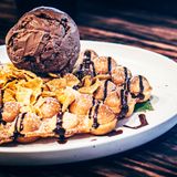 Schoko-Eis auf einem Pancake