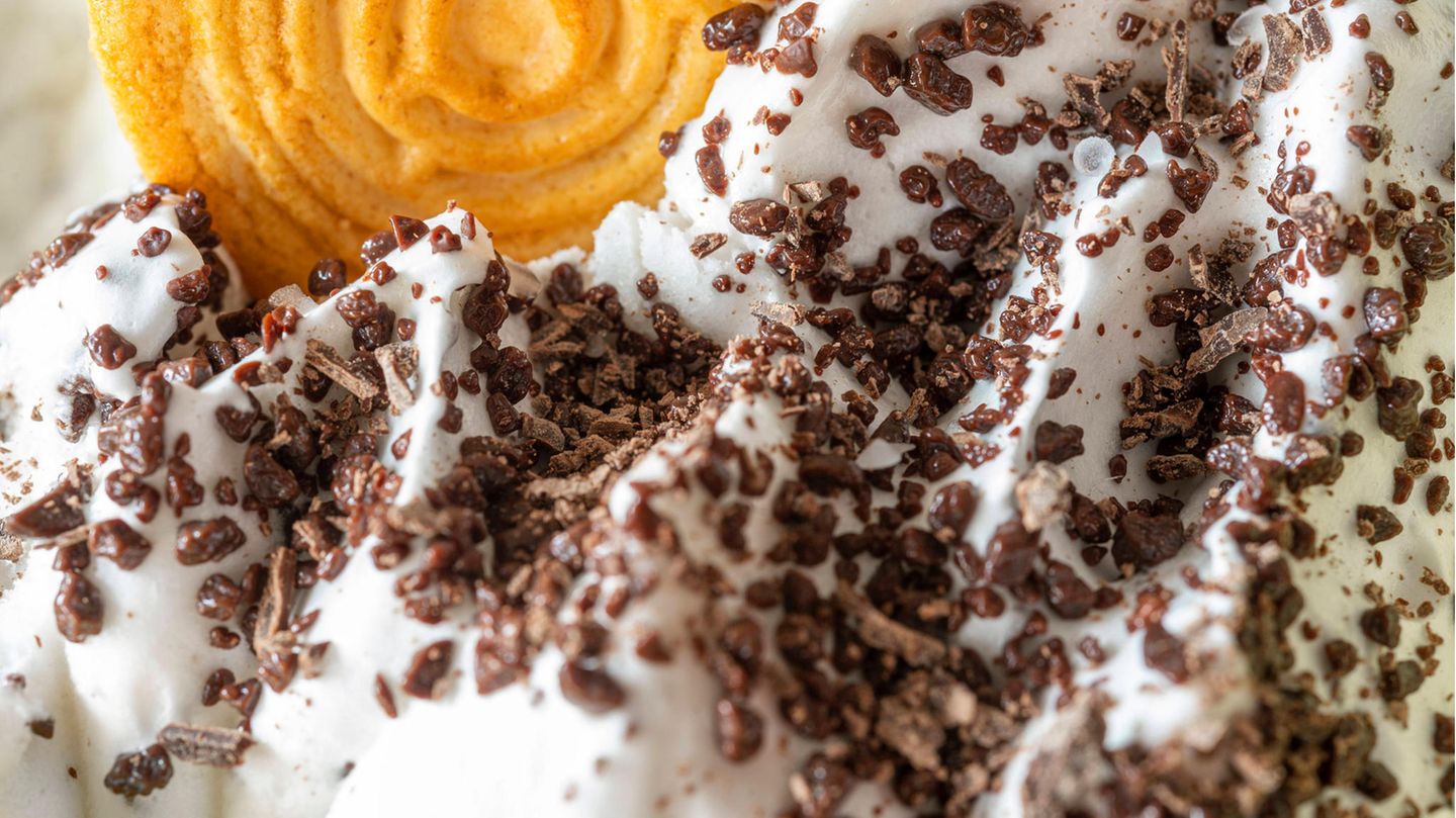 Stracciatella-Eis mit einer Waffel