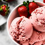 Kugeln Erdbeer-Eis in einer weißen Schale