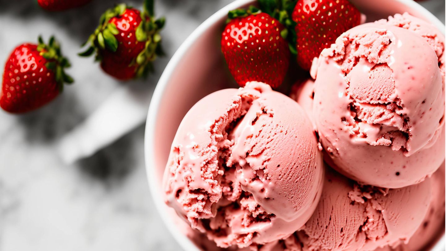 Kugeln Erdbeer-Eis in einer weißen Schale