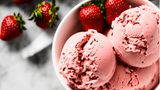 Kugeln Erdbeer-Eis in einer weißen Schale