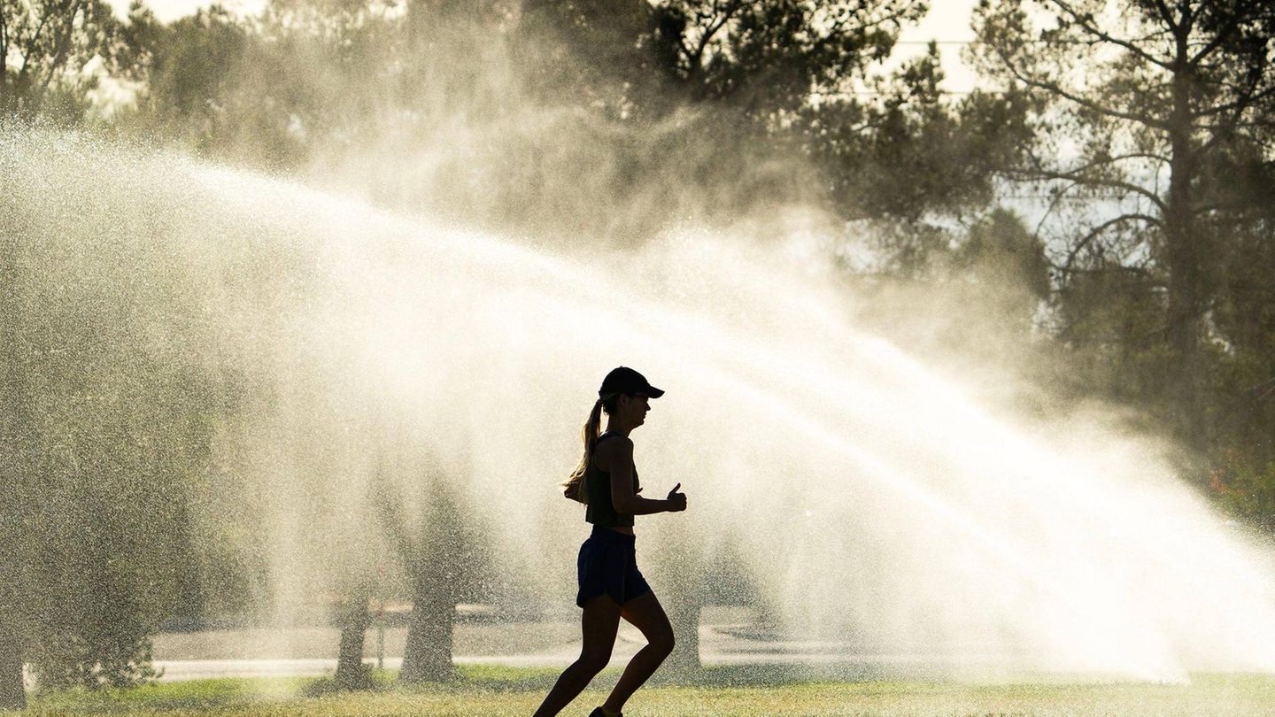 Hitze in Phoenix: Eine Frau joggt am Morgen durch die Stadt