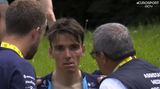 Wenige Augenblicke später kommt es zu einem weiteren Sturz, in den unter anderem der französische Spitzenfahrer Romain Bardet vom Team DSM-Firmenich verwickelt ist.
