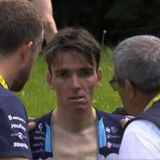Wenige Augenblicke später kommt es zu einem weiteren Sturz, in den unter anderem der französische Spitzenfahrer Romain Bardet vom Team DSM-Firmenich verwickelt ist.