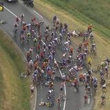 Auf der 14. Etappe ist ein großer Teil des Pelotons in den Alpen in einen Massensturz verwickelt, der erste der aktuellen Tour. Auf der Abfahrt nach dem ersten Anstieg wird die nasse Straße für die Fahrer zur Falle. Später heißt es, dass ein Fahrfehler den Sturz ausgelöst habe. Fast jedes Team ist involviert.