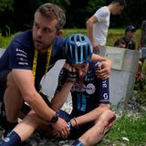 Bardet erwischt es schwer, er muss unter Tränen aufgeben. Dem ersten Sturz fallen drei Fahrer zum Opfer: Der Spanier Antonio Pedrero und der Südafrikaner Louis Meintjes müssen ins Krankenhaus. Der kolumbianische Meister Esteban Chaves gibt wenige Kilometer nach dem Re-Start ebenfalls auf. Bei Meintjes wird ein Schlüsselbeinbruch bestätigt. Insgesamt müssen sieben Fahrer während der Etappe aufgeben.