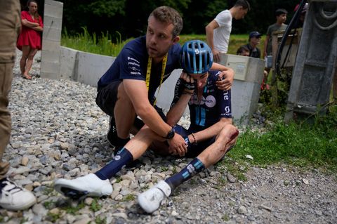 Bardet erwischt es schwer, er muss unter Tränen aufgeben. Dem ersten Sturz fallen drei Fahrer zum Opfer: Der Spanier Antonio Pedrero und der Südafrikaner Louis Meintjes müssen ins Krankenhaus. Der kolumbianische Meister Esteban Chaves gibt wenige Kilometer nach dem Re-Start ebenfalls auf. Bei Meintjes wird ein Schlüsselbeinbruch bestätigt. Insgesamt müssen sieben Fahrer während der Etappe aufgeben.