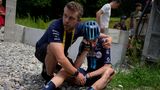 Bardet erwischt es schwer, er muss unter Tränen aufgeben. Dem ersten Sturz fallen drei Fahrer zum Opfer: Der Spanier Antonio Pedrero und der Südafrikaner Louis Meintjes müssen ins Krankenhaus. Der kolumbianische Meister Esteban Chaves gibt wenige Kilometer nach dem Re-Start ebenfalls auf. Bei Meintjes wird ein Schlüsselbeinbruch bestätigt. Insgesamt müssen sieben Fahrer während der Etappe aufgeben.