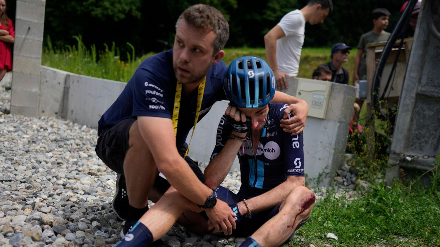 14. Etappe unterbrochen: Tour de France brutal: Massensturz stoppt Peloton früh – vier Fahrer geben auf