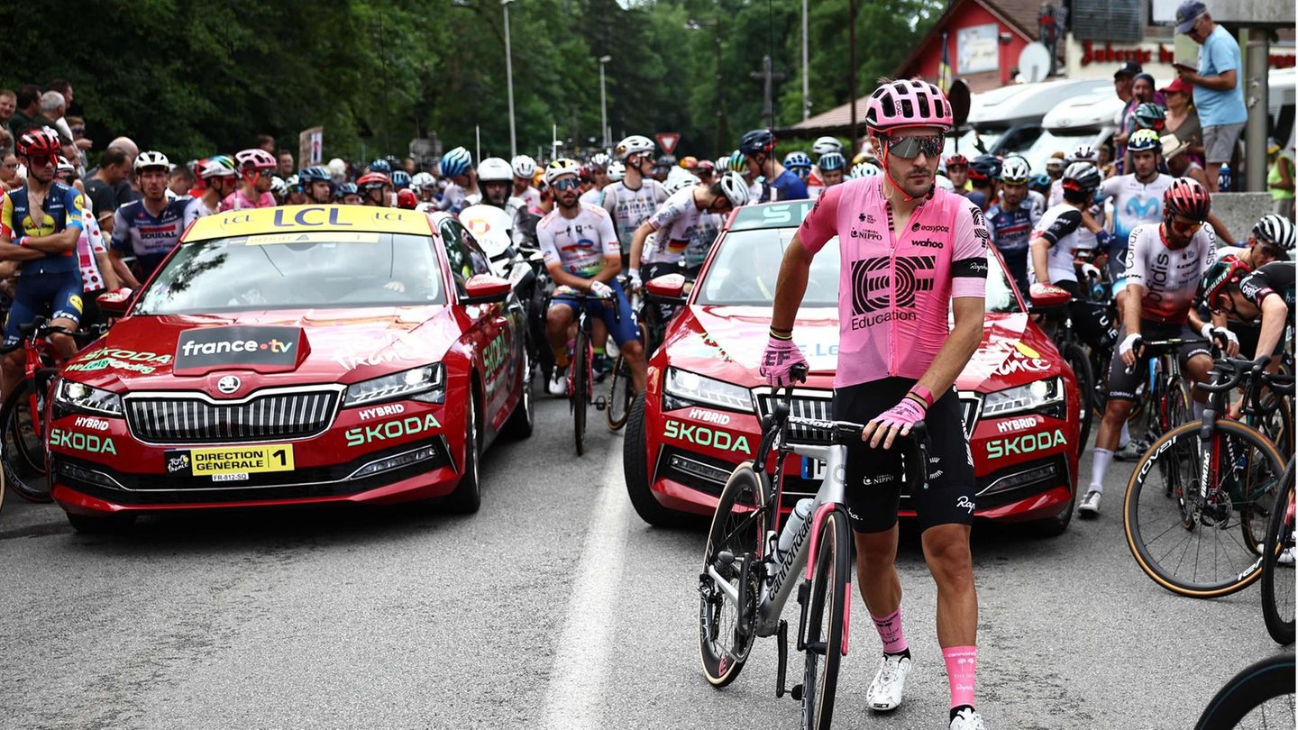 Tour de France: Renndirektor Christian Prudhomme lässt das Rennen daraufhin neutralisieren, also unterbrechen. Die Sportdirektoren loben diesen Schritt, der höchst selten ist. Rennärzte kümmern sich um die gut 20 gestürzten Fahrer, die teilweise großflächige Schürfwunden erleiden. Im Bild ist der Teil des Pelotons zu sehen, der nicht in den Sturz verwickelt ist oder ihn unbeschadet überstanden hat. Renndirektor Christian Prudhomme lässt das Rennen daraufhin neutralisieren, also unterbrechen. Die Sportdirektoren loben diesen Schritt, der höchst selten ist. Rennärzte kümmern sich um die gut 20 gestürzten Fahrer, die teilweise großflächige Schürfwunden erleiden. Im Bild ist der Teil des Pelotons zu sehen, der nicht in den Sturz verwickelt ist oder ihn unbeschadet überstanden hat.