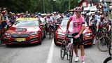 Renndirektor Christian Prudhomme lässt das Rennen daraufhin neutralisieren, also unterbrechen. Die Sportdirektoren loben diesen Schritt, der höchst selten ist. Rennärzte kümmern sich um die gut 20 gestürzten Fahrer, die teilweise großflächige Schürfwunden erleiden. Im Bild ist der Teil des Pelotons zu sehen, der nicht in den Sturz verwickelt ist oder ihn unbeschadet überstanden hat.