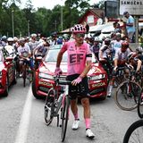 Renndirektor Christian Prudhomme lässt das Rennen daraufhin neutralisieren, also unterbrechen. Die Sportdirektoren loben diesen Schritt, der höchst selten ist. Rennärzte kümmern sich um die gut 20 gestürzten Fahrer, die teilweise großflächige Schürfwunden erleiden. Im Bild ist der Teil des Pelotons zu sehen, der nicht in den Sturz verwickelt ist oder ihn unbeschadet überstanden hat.