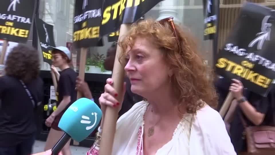 Video: Streikende US-Schauspieler errichten Streikposten Video: Streikende US-Schauspieler errichten Streikposten