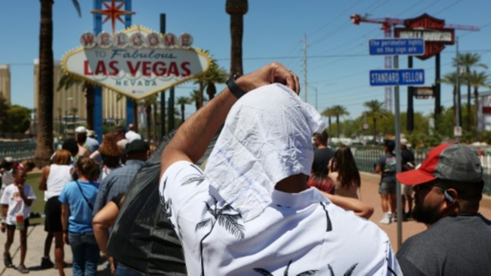 Touristen in Las Vegas suchen Schutz vor der sengenden Hitze