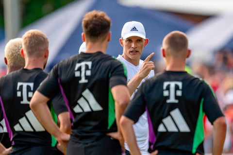 "Frisch rasiert für die Medien": Thomas Tuchel gibt Anweisungen beim ersten Training im Trainslager am Tegernsee