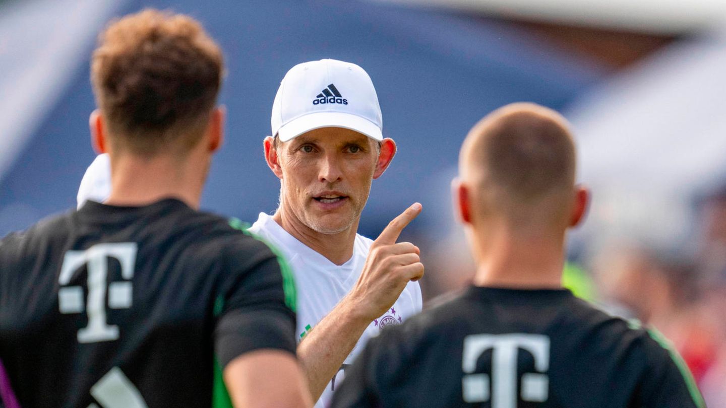"Frisch rasiert für die Medien": Thomas Tuchel gibt Anweisungen beim ersten Training im Trainslager am Tegernsee