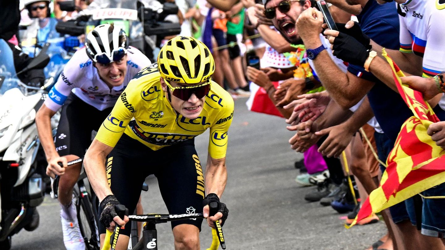 Das große Finale findet beim Aufstieg zum Col de Joux Plane statt. Zunächst hat sich der Slowene Pogacar ein wenig absetzen können, dann schließt der Däne Vingegaard auf, überholt seinen Konkurrenten und gewinnt die Bergwertung. Vorher hat Vingegaard Glück, dass eine Attacke Pogacars durch ein Motorrad behindert wird.