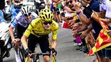 Das große Finale findet beim Aufstieg zum Col de Joux Plane statt. Zunächst hat sich der Slowene Pogacar ein wenig absetzen können, dann schließt der Däne Vingegaard auf, überholt seinen Konkurrenten und gewinnt die Bergwertung. Vorher hat Vingegaard Glück, dass eine Attacke Pogacars durch ein Motorrad behindert wird.