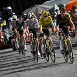 Nach dem unglücklichen Auftakt geht die Etappe weiter und alles konzentriert sich auf den großen Zweikampf von Jonas Vingegaard (im Gelben Trikot) und Verfolger Tadej Pogacar, der hier direkt hinter ihm fährt.