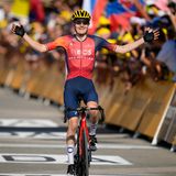 Nach dem Anstieg folgt die Abfahrt ins Ziel. Carlos Rodriguez fährt als erster über die Ziellinie, gefolgt von Pogacar und Vingegaard (beide nicht im Bild).