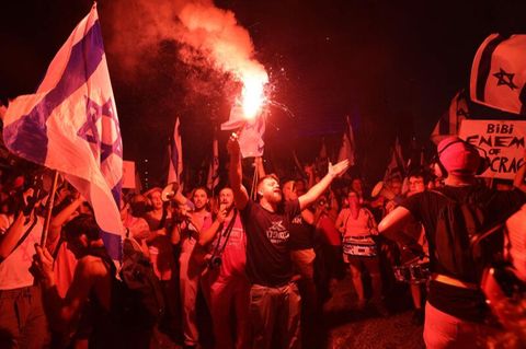 Demonstranten in Tel Aviv am Samstagabend – seit fast 30 Wochen gehen die Menschen in Israel Woche für Woche auf die Straße, um gegen die Justizreform der Regierung zu protestieren