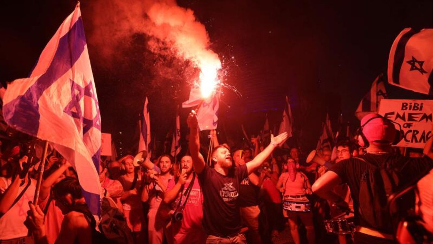 Demonstranten in Tel Aviv am Samstagabend – seit fast 30 Wochen gehen die Menschen in Israel Woche für Woche auf die Straße, um gegen die Justizreform der Regierung zu protestieren
