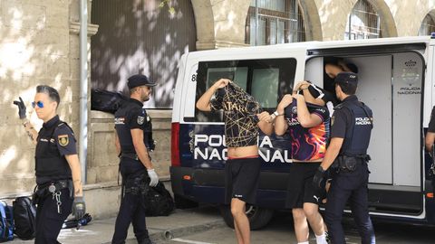 Zwei der Verdächtigen werden von Polizisten dem Haftrichter vorgeführt