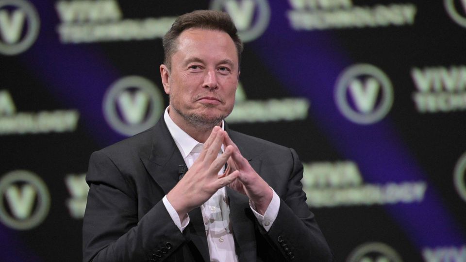 Twitter-Chef Elon Musk schaut nachdenklich