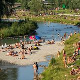 Bei der Hitze zog es am Wochenende in München viele Menschen an die Isar, die mitten durch die bayerische Landeshauptstadt fließt