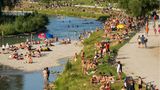 Bei der Hitze zog es am Wochenende in München viele Menschen an die Isar, die mitten durch die bayerische Landeshauptstadt fließt