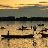 In Steinebach am Wörthsee war das Wetter perfekt fürs Fischerstechen. Ziel des Wettkampfes ist es, sich gegenseitig durch einen gezielten Stoß mit der langen Lanze ins Wasser zu befördern.