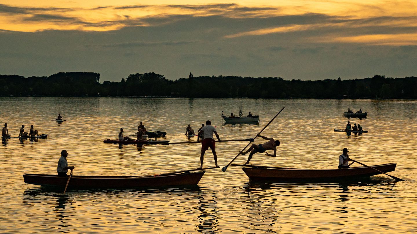 In Steinebach am Wörthsee war das Wetter perfekt fürs Fischerstechen. Ziel des Wettkampfes ist es, sich gegenseitig durch einen gezielten Stoß mit der langen Lanze ins Wasser zu befördern.