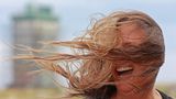 Der Wind weht im Haar einer Frau