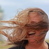 Der Wind weht im Haar einer Frau