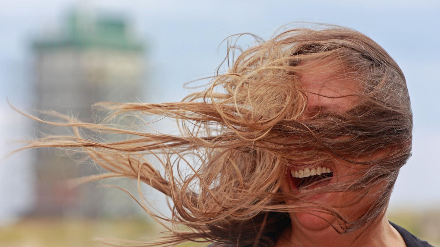 Der Wind weht im Haar einer Frau