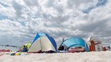 Hitze und Wolken an einem Strand
