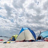 Hitze und Wolken an einem Strand