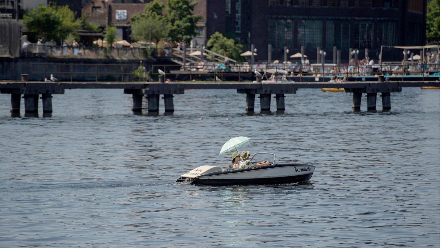Ein Tretboot auf der Spree in Berlin