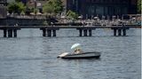 Ein Tretboot auf der Spree in Berlin