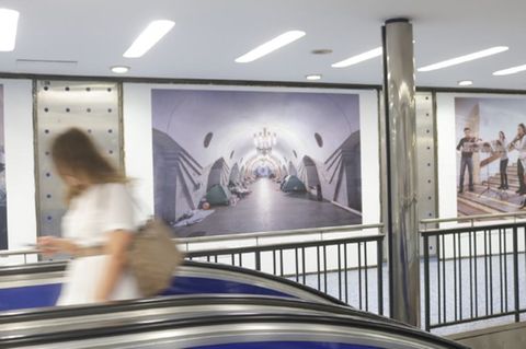 Hektik in der U-Bahn: Nicht allen fallen die metergroßen Bilder auf