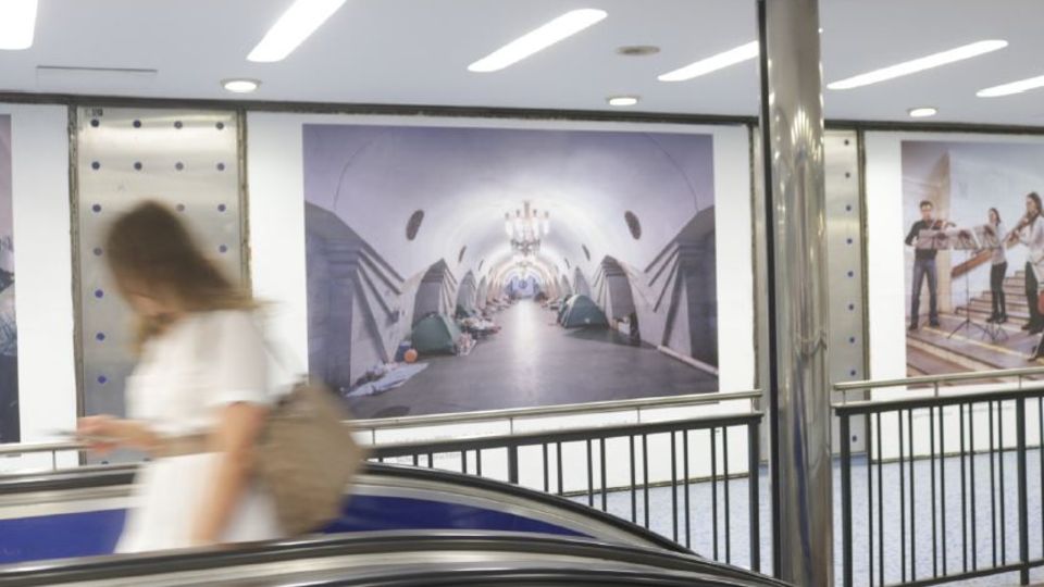 Hektik in der U-Bahn: Nicht allen fallen die metergroßen Bilder auf
