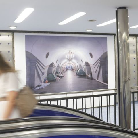 Hektik in der U-Bahn: Nicht allen fallen die metergroßen Bilder auf