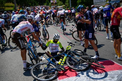 Chaos bei der Tour de France: Nachdem ein Fan für einen Massensturz gesorgt hat, hilft Olivier Naesen (links) Biniam Girmay wieder auf die Beine