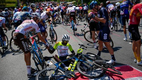 Chaos bei der Tour de France: Nachdem ein Fan für einen Massensturz gesorgt hat, hilft Olivier Naesen (links) Biniam Girmay wieder auf die Beine