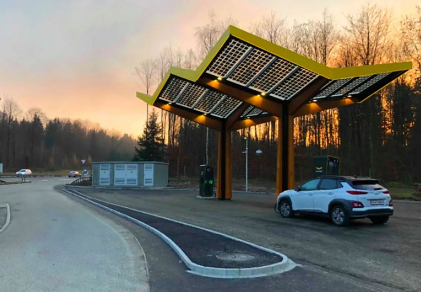 So dürfte eine Fastned-Ladestation an einer 
unbewirtschafteten Fläche an einer Autobahn aussehen