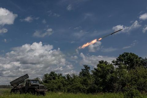 Soldaten in der Ukraine feuern eine Rakete vom Mehrfachraketenwerfersystem BM-21 Richtung Donezk ab
