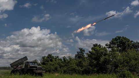 Soldaten in der Ukraine feuern eine Rakete vom Mehrfachraketenwerfersystem BM-21 Richtung Donezk ab