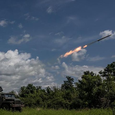 Soldaten in der Ukraine feuern eine Rakete vom Mehrfachraketenwerfersystem BM-21 Richtung Donezk ab